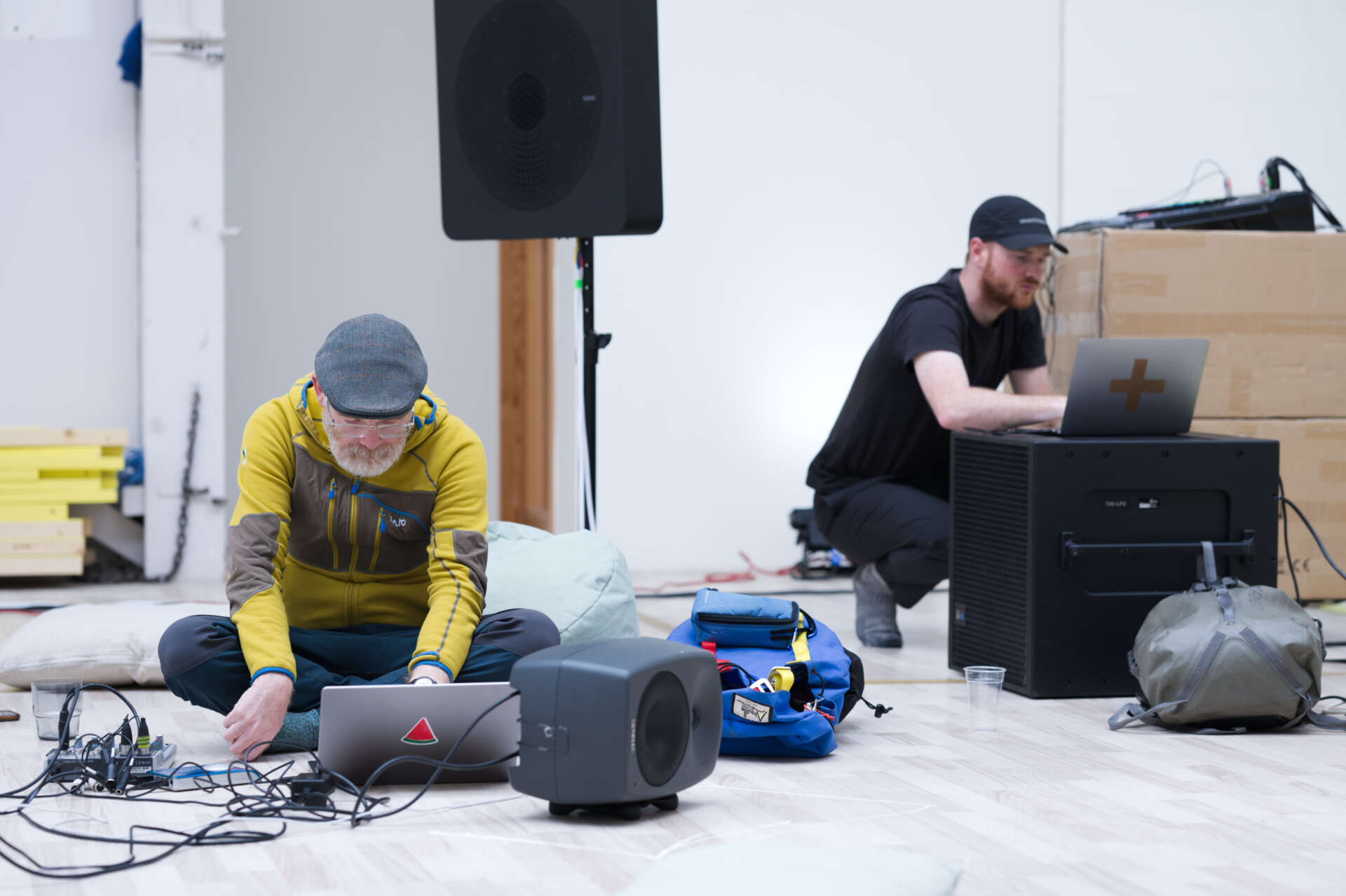 Performance med Mark Fell og Rian Treanor, foto: Sasha Azanova