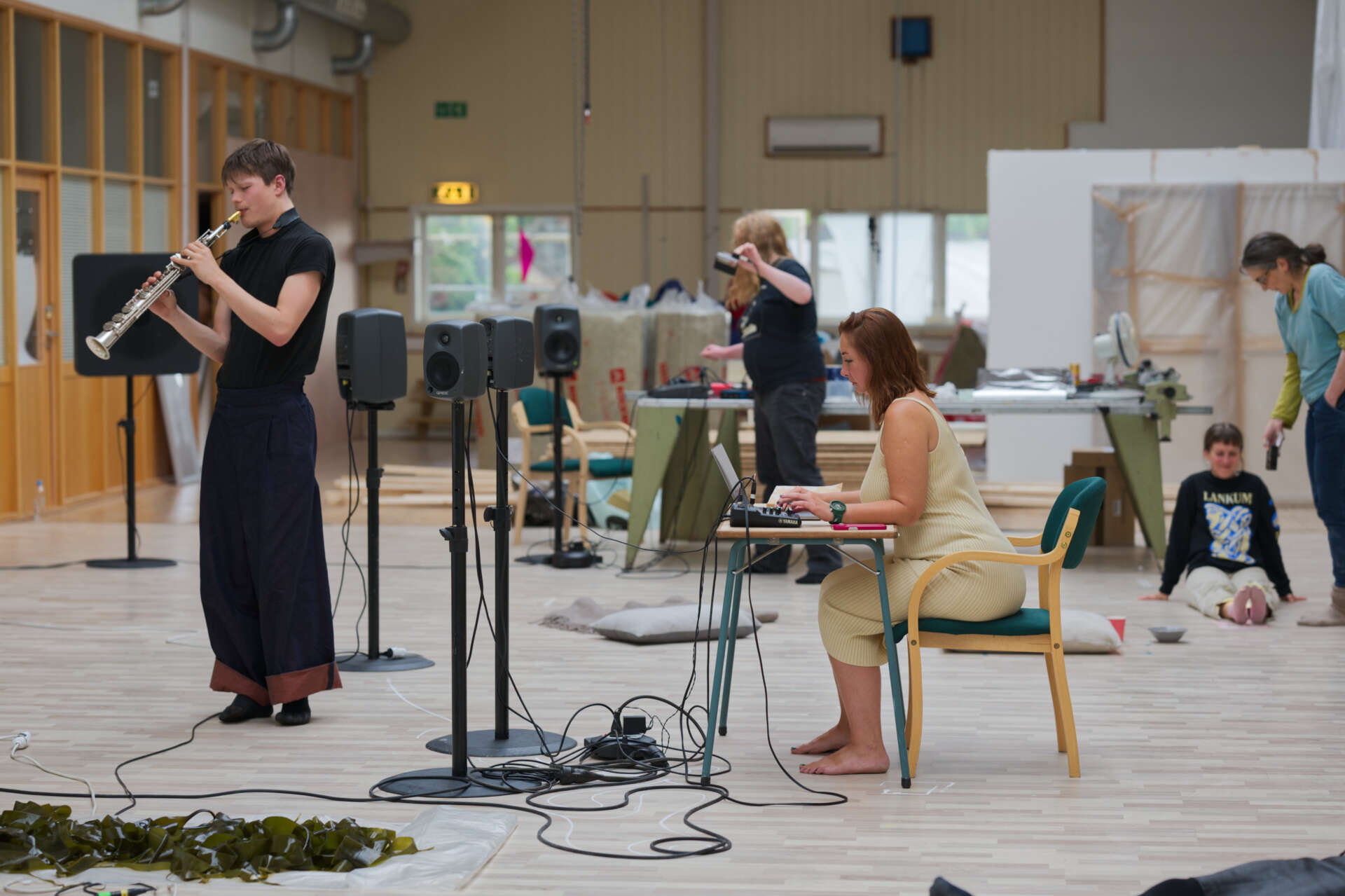 Performance med Mark Fell og Rian Treanor, foto: Sasha Azanova